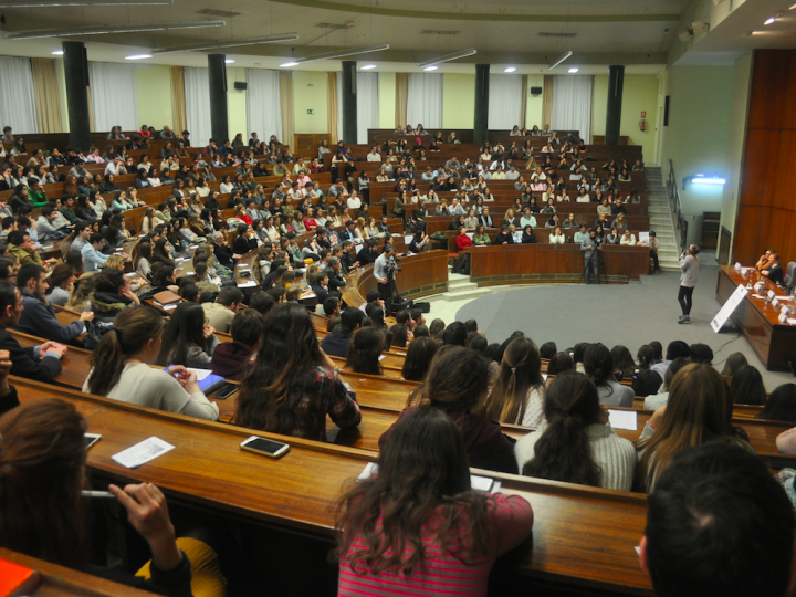 Más de 500 jóvenes asisten al testimonio de Marta Páramo en la Universidad Complutense